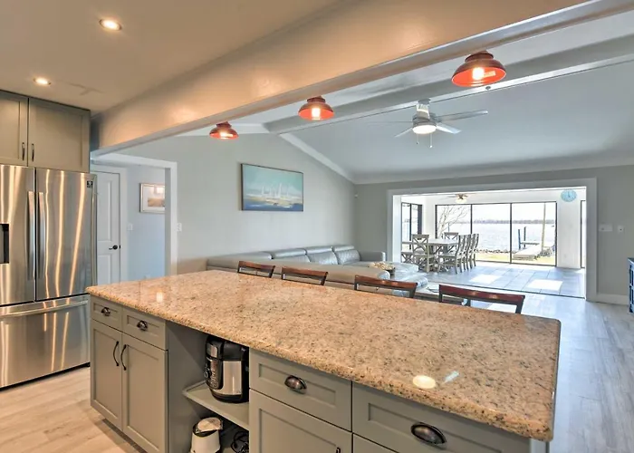 Updated Waterfront Escape W/ Dock & Fire Pit Holiday home Pensacola
