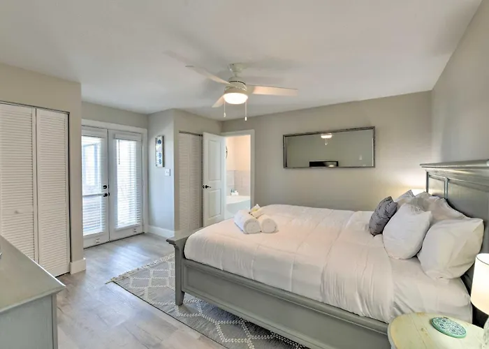 Holiday home Updated Waterfront Escape W/ Dock & Fire Pit Pensacola