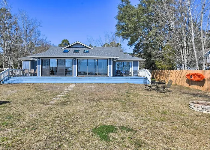 Holiday home Updated Waterfront Escape W/ Dock & Fire Pit