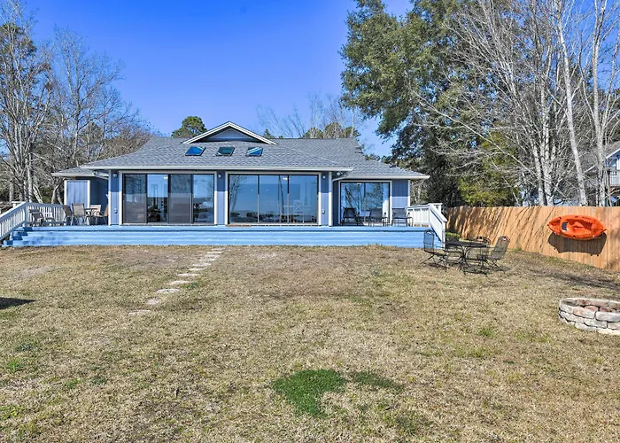 Updated Waterfront Escape W/ Dock & Fire Pit Holiday home