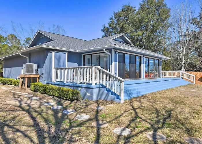 Holiday home Updated Waterfront Escape W/ Dock & Fire Pit *