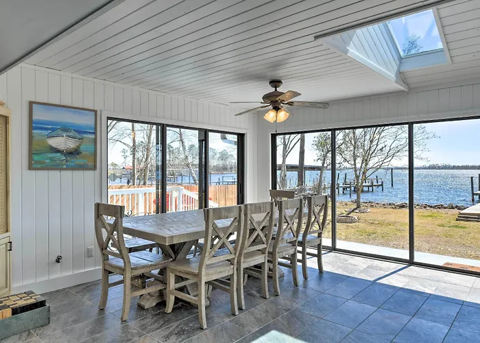 Holiday home Updated Waterfront Escape W/ Dock & Fire Pit Pensacola