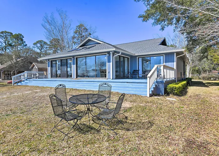 Holiday home Updated Waterfront Escape W/ Dock & Fire Pit Pensacola